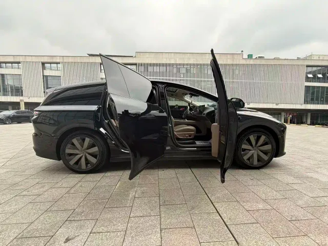 Li Auto i8 — Фото автомобиля 8