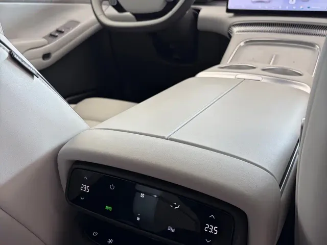 Xpeng X9 — Фото автомобиля 12