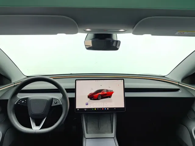 Tesla Model 3 — Фото автомобиля 3