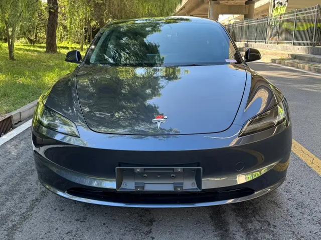 Tesla Model 3 — Фото автомобиля 2