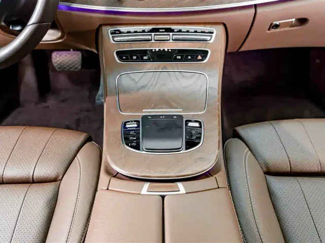 Mercedes-Benz E-Class — Фото автомобиля 12