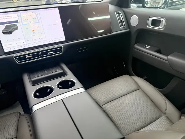 Li Auto L9 — Фото автомобиля 16