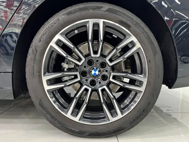 BMW 5 Series — Фото автомобиля 11