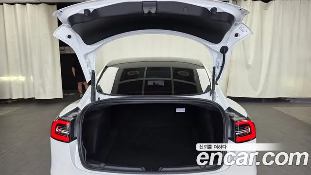 Tesla Model 3 — Фото автомобиля 18