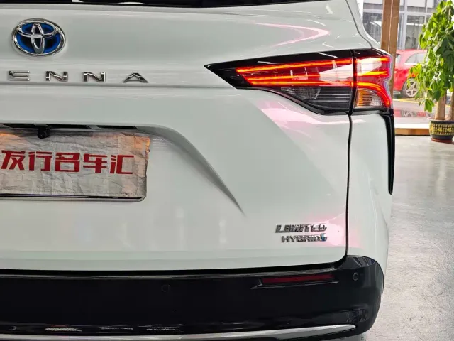 Toyota Sienna — Фото автомобиля 23