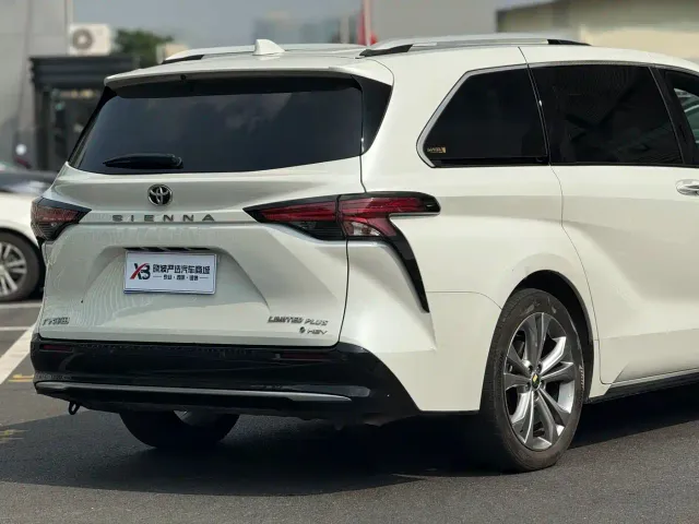 Toyota Sienna — Фото автомобиля 10