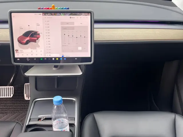 Tesla Model Y — Фото автомобиля 11