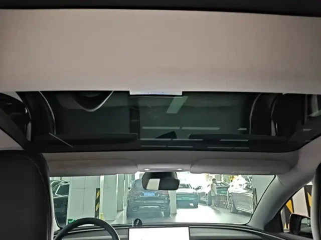 Tesla Model 3 — Фото автомобиля 17