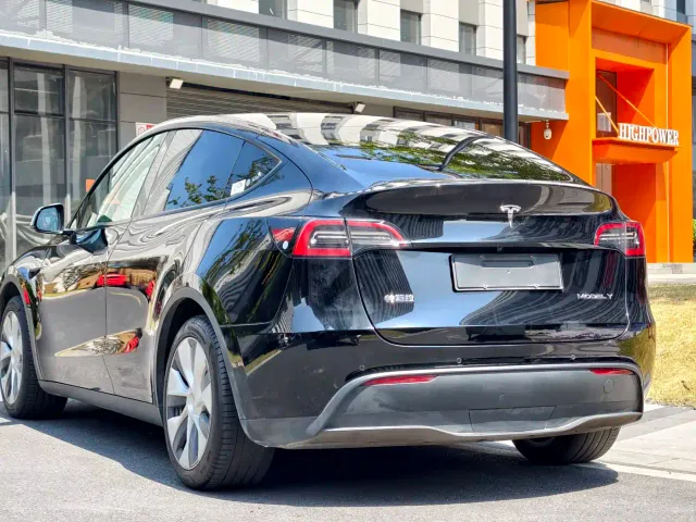 Tesla Model Y — Фото автомобиля 3
