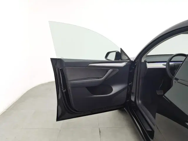 Tesla Model Y — Фото автомобиля 8