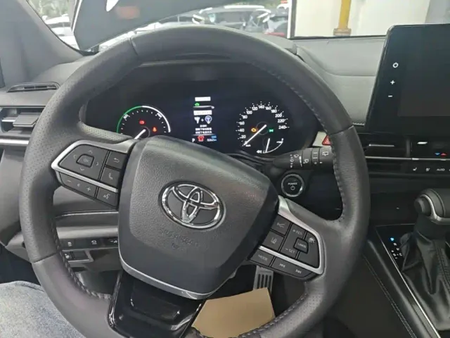 Toyota Sienna — Фото автомобиля 10
