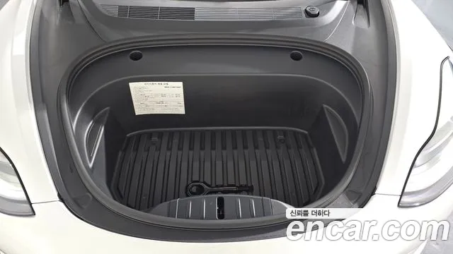 Tesla Model 3 — Фото автомобиля 6