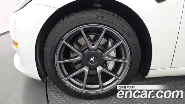 Tesla Model 3 — Фото автомобиля 5