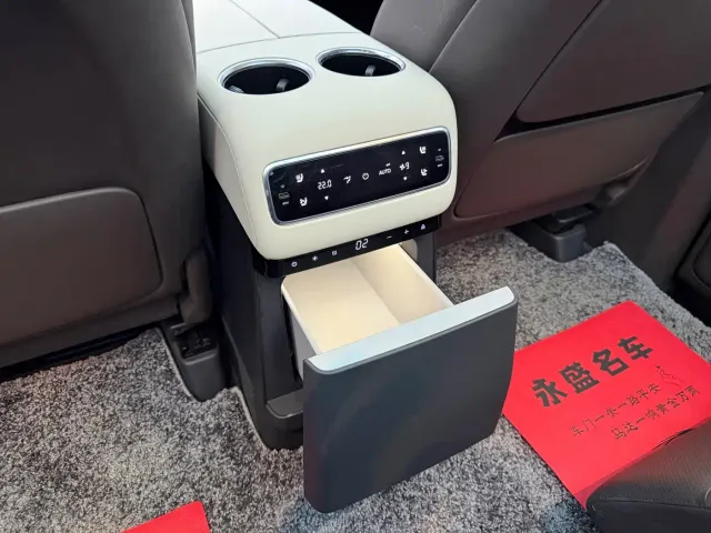 Li Auto MEGA — Фото автомобиля 17