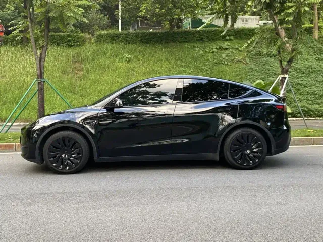 Tesla Model Y — Фото автомобиля 17