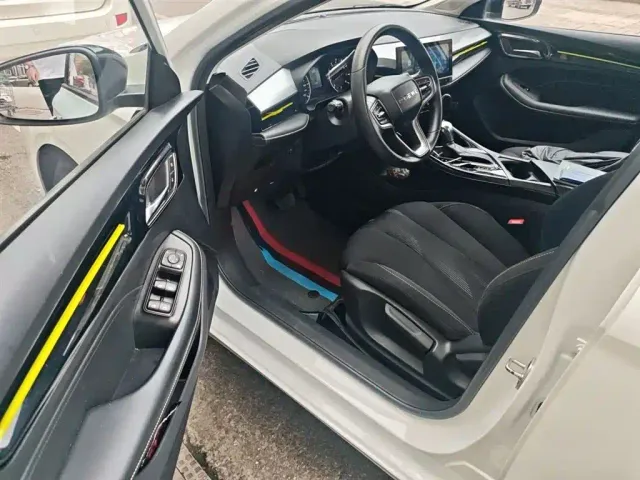 Roewe i5 — Фото автомобиля 13