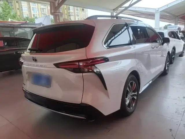 Toyota Sienna — Фото автомобиля 4