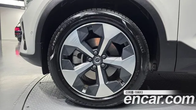 Вольво XC40 B4 Ultra Bright — Фото автомобиля 5