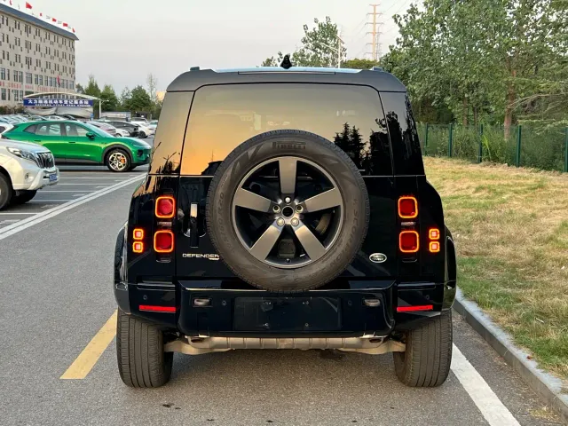 Land Rover Defender — Фото автомобиля 14