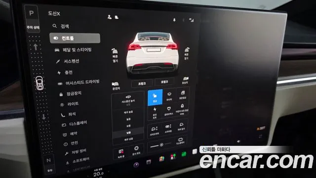 Tesla Model X — Фото автомобиля 19