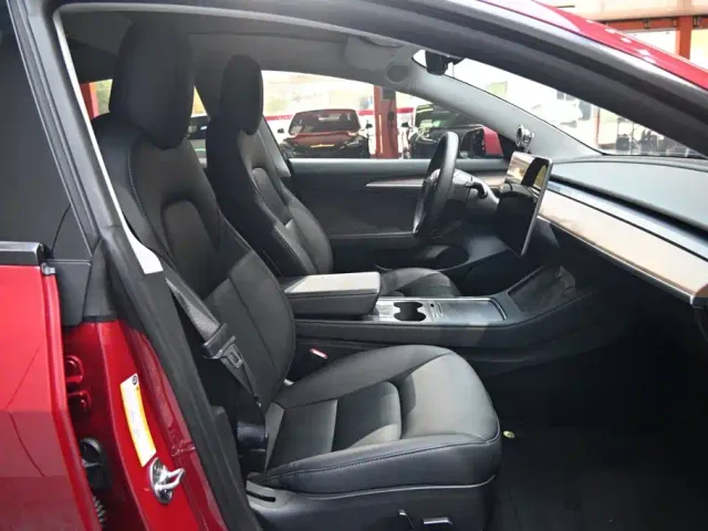 Tesla Model 3 — Фото автомобиля 24