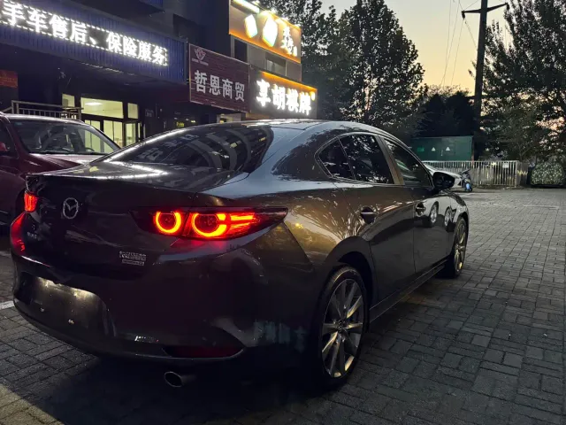 Mazda Axela — Фото автомобиля 5