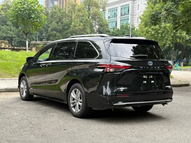Toyota Sienna — Фото автомобиля 16
