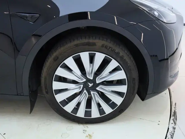 Tesla Model Y — Фото автомобиля 26