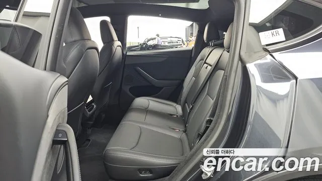 Tesla Model Y — Фото автомобиля 16