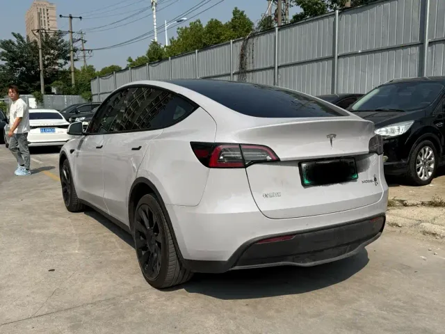 Tesla Model Y — Фото автомобиля 14