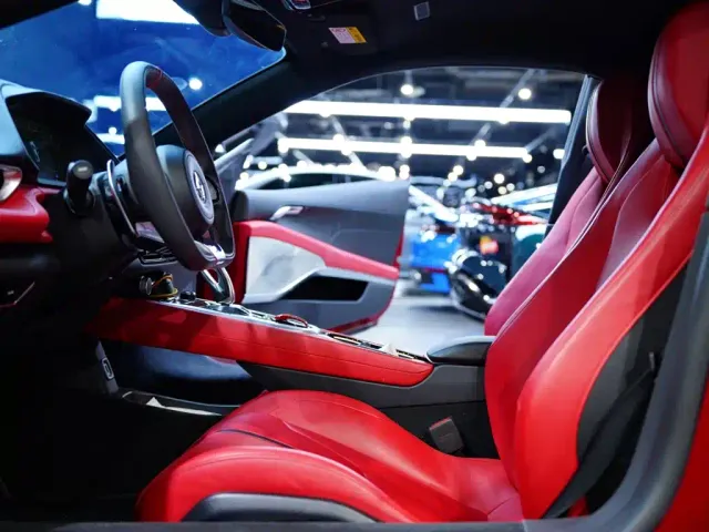 Lotus Emira — Фото автомобиля 7