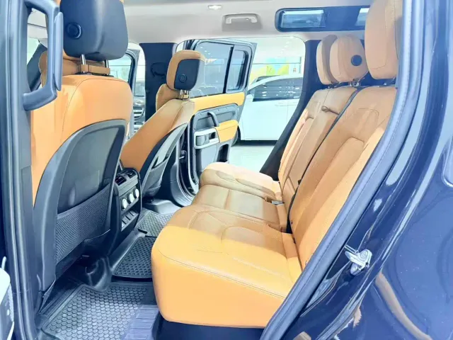 Land Rover Defender — Фото автомобиля 9