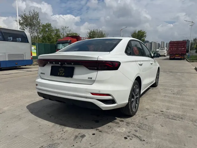Geely Emgrand — Фото автомобиля 10