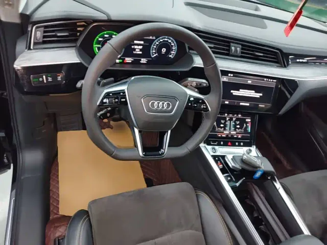 Audi e-tron — Фото автомобиля 9