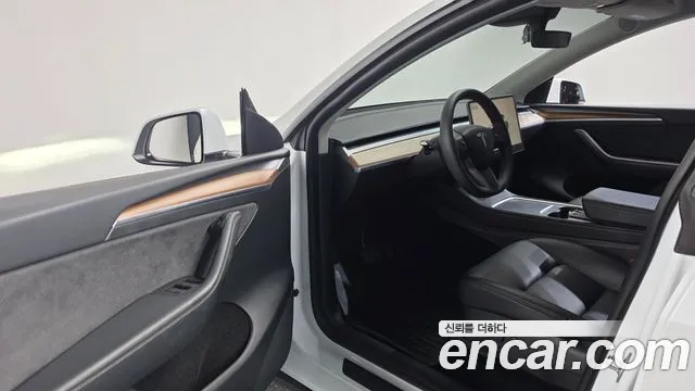Tesla Model Y — Фото автомобиля 10
