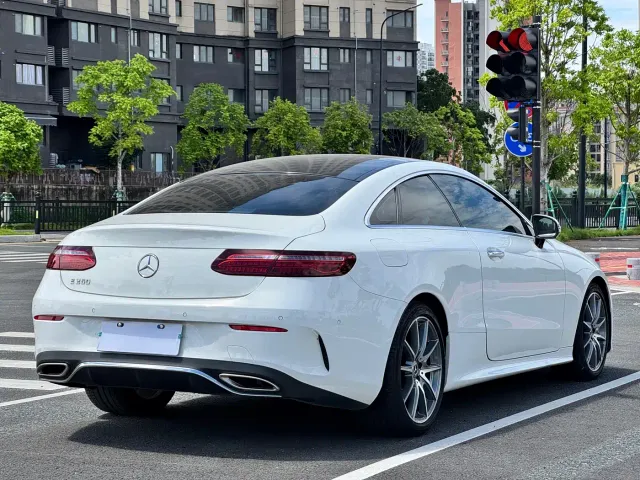 Mercedes-Benz E-Class — Фото автомобиля 12