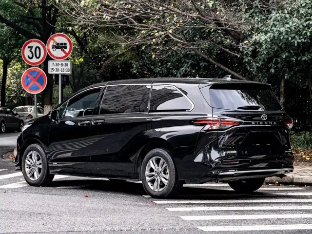 Toyota Sienna — Фото автомобиля 12