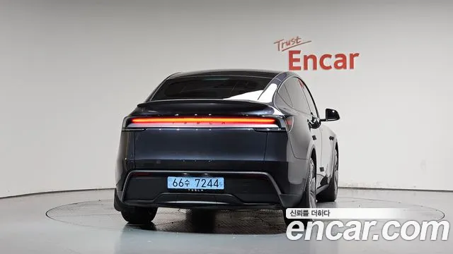 Tesla Model Y — Фото автомобиля 3