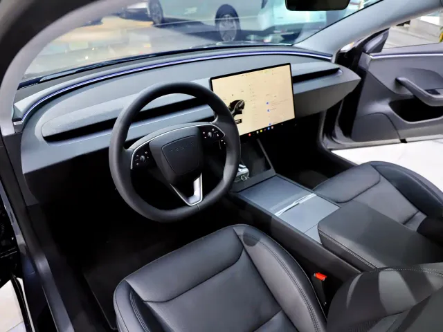Tesla Model 3 — Фото автомобиля 12