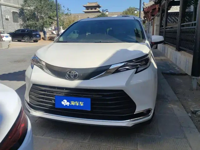 Toyota Sienna — Фото автомобиля 2
