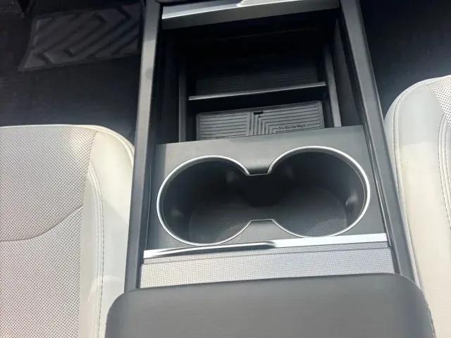 Tesla Model 3 — Фото автомобиля 12