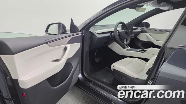 Tesla Model Y — Фото автомобиля 10