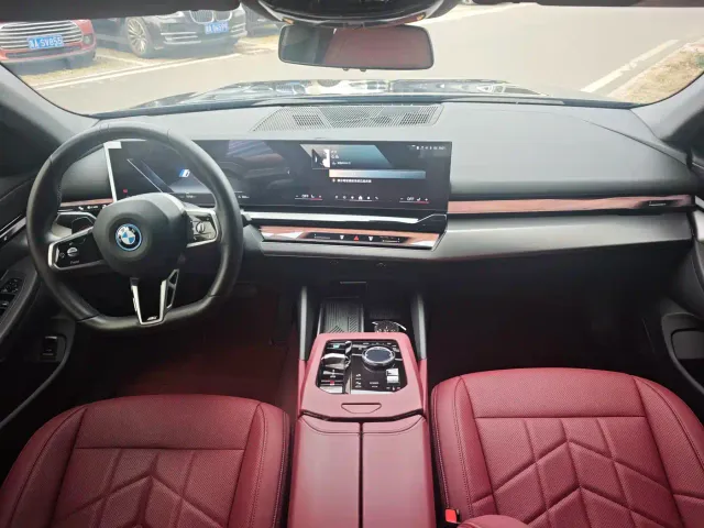 BMW i5 — Фото автомобиля 7
