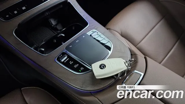 Mercedes-Benz E-Class — Фото автомобиля 9
