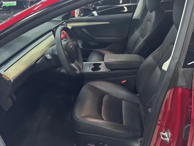 Tesla Model 3 — Фото автомобиля 8