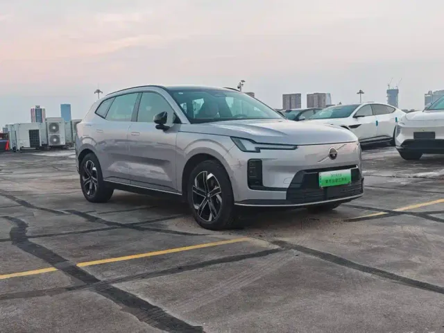 Volvo XC70 Plug-in Hybrid — Фото автомобиля 3