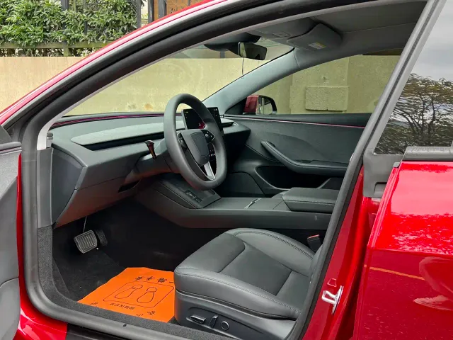 Tesla Model 3 — Фото автомобиля 8