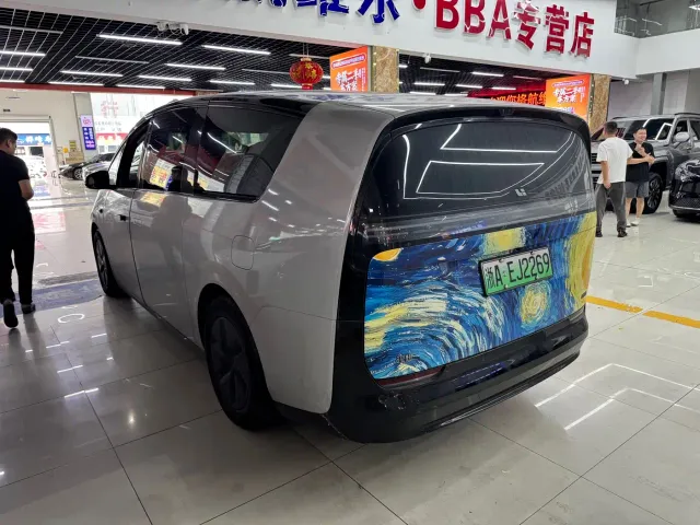 Li Auto MEGA — Фото автомобиля 10