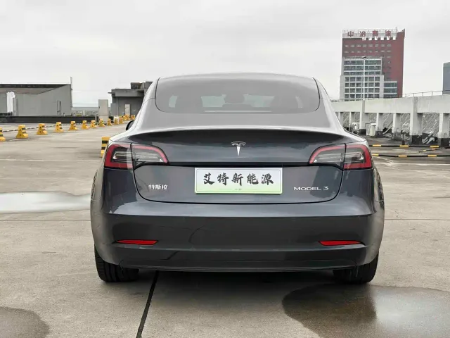 Tesla Model 3 — Фото автомобиля 5