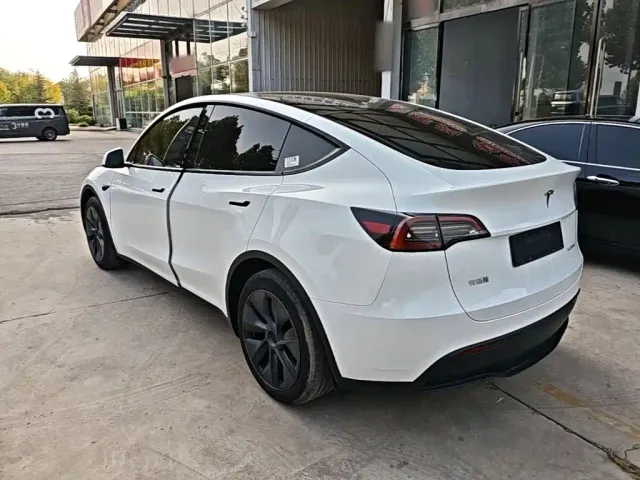 Tesla Model Y — Фото автомобиля 4